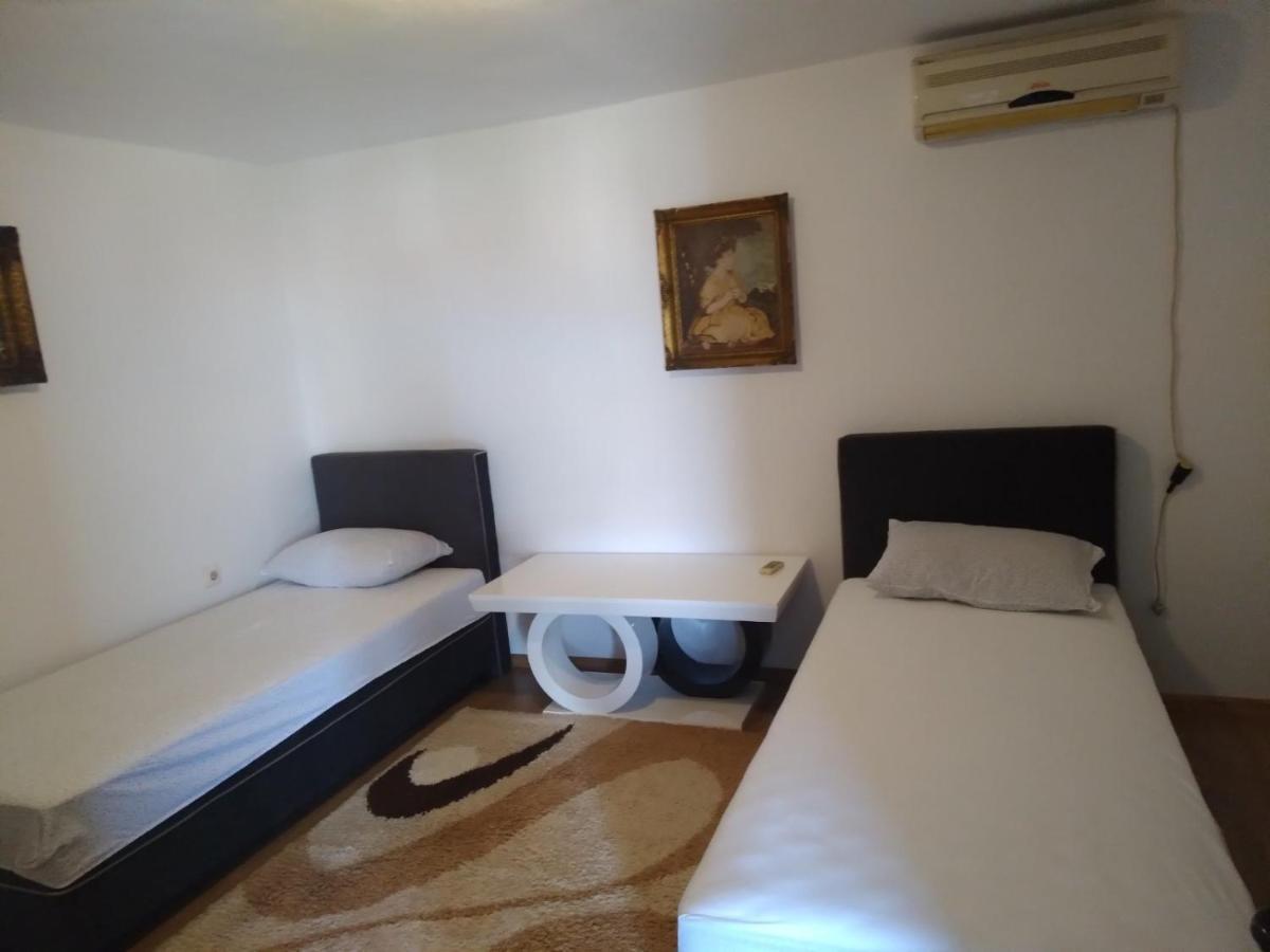פודגוריצה Apartmani Ruza מראה חיצוני תמונה
